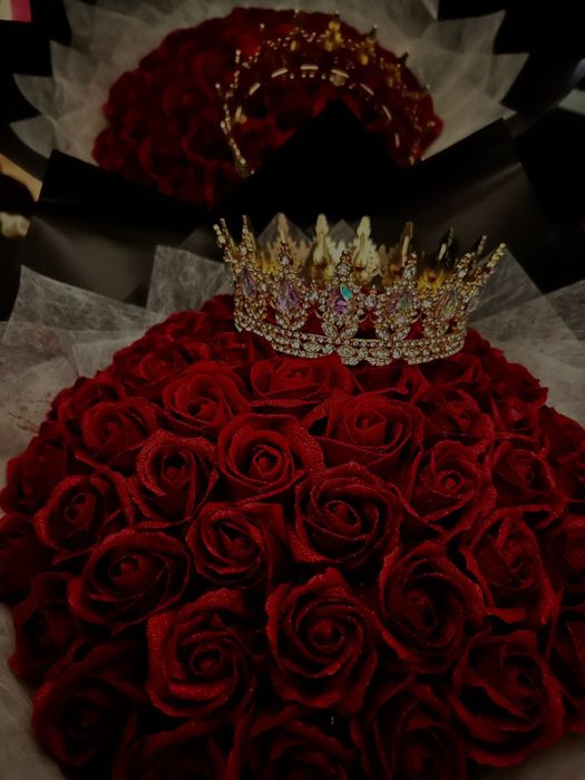 Buchet 51 de trandafiri sapun plus coroana si scipici