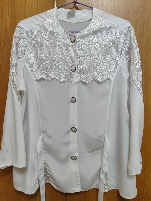Рубашки белые, пиджак