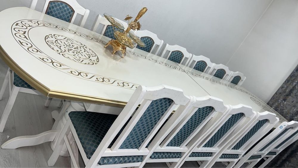 Стол со стульями