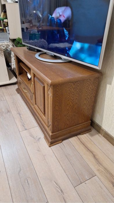 Тумба под телевизор, в хорошем состоянии
