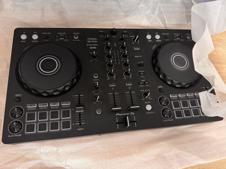 Vând consola Pioneer ddj Flx4 impecabila desfacută pentru poze.