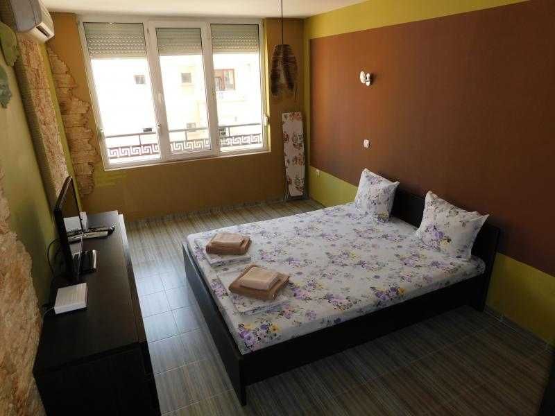 Дава се под наем Тристаен апартамент в Бургас, Лазур - 100 кв.м за 612 € - Снимка #10