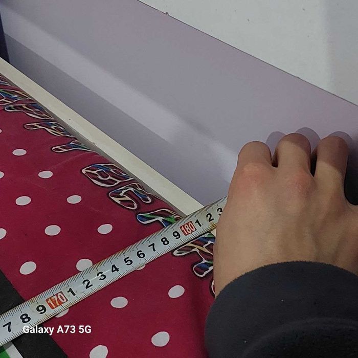 Bollalar uchun kravat va stol va stul