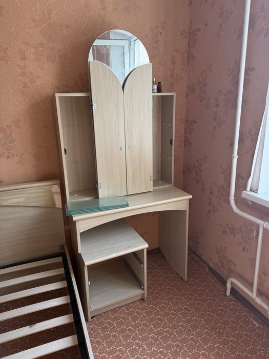 Туалетный стрлик с зеркалом