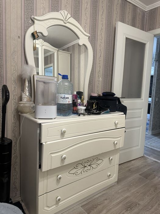 Комод в спальню с зеркалом