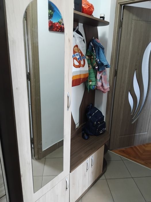 Vând mobilier hol cu loc de haine si papuci, preț 400 lei cu ridicare personala din sibiu
