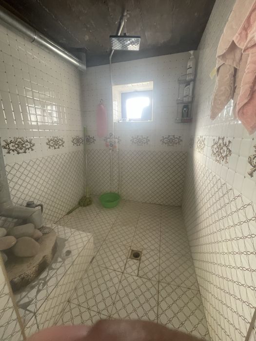 Uy Yangiyolda joylashgan