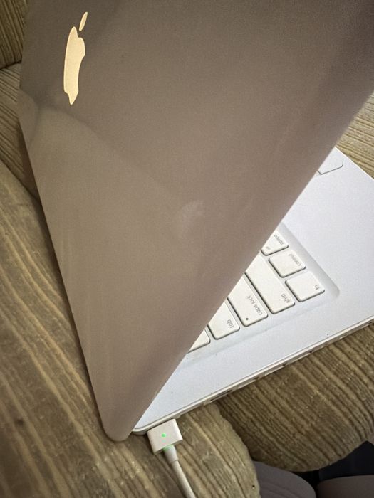 Ретро класика Apple MacBook 13" (Бял / Бял поликарбонат) – Модел A1342