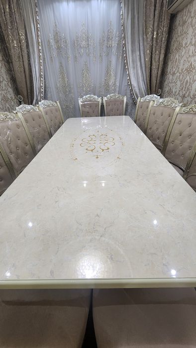 Стол ва 12 та стул СОТАМАН! Деярли ишлатилмаган! ПРОДАЮ набор!