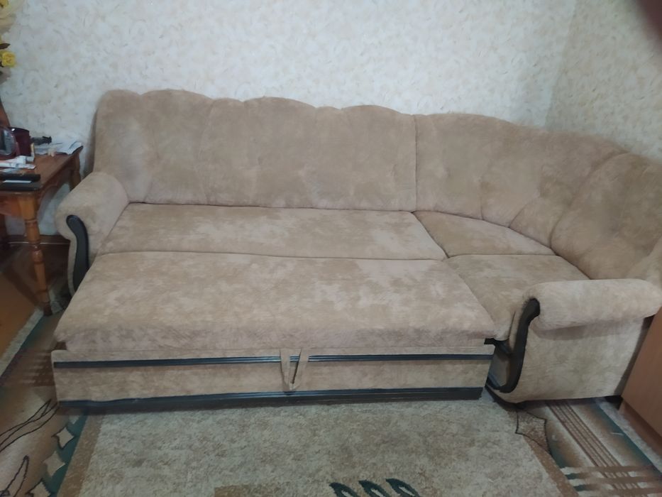 Диван угловой , обивка флок.
