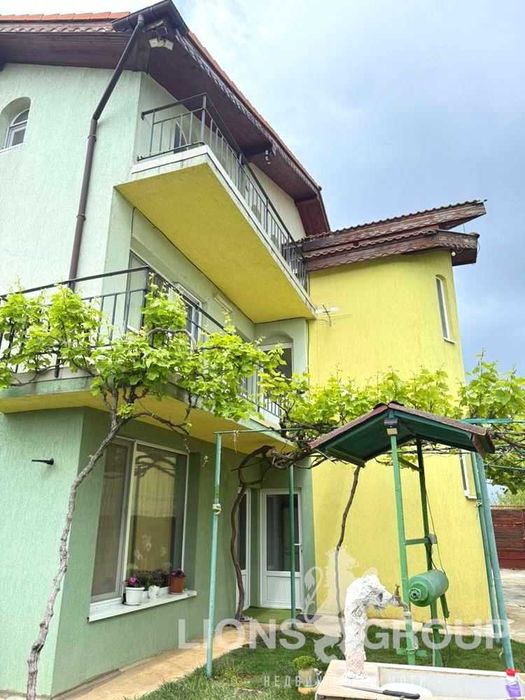 Триетажна къща в с.Топола