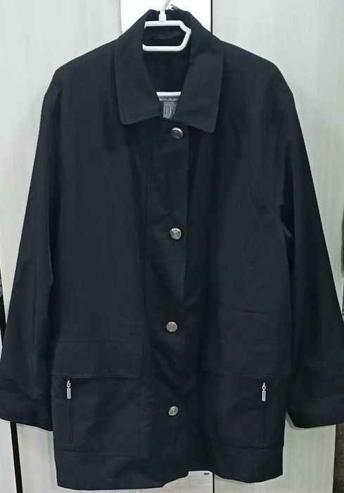 Продам женскую куртку -ветровку