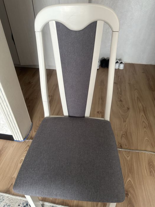 Продам малайзийский кухонный стол со стульями.