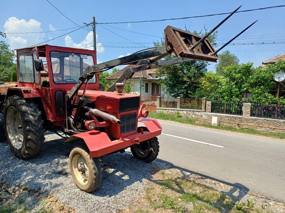 Tractor U650 cu încarcator frontal