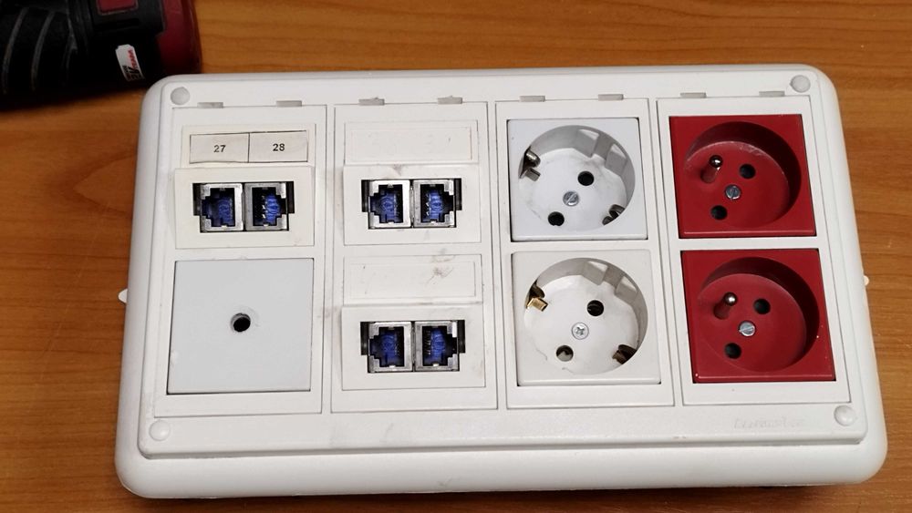 Конзоли с контакти и R&M - FTP розетки 6 и 8бр Cimabox