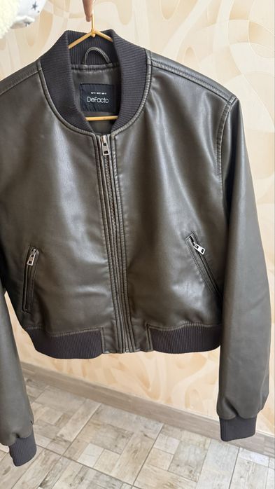 Кожаные куртка от Дефакто