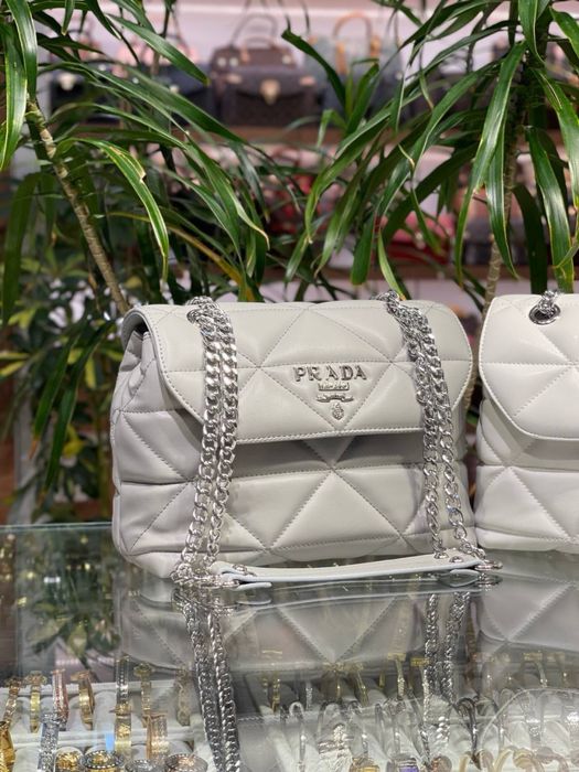 Geanta Prada noua !!! Dimensiuni 24/19 !!!