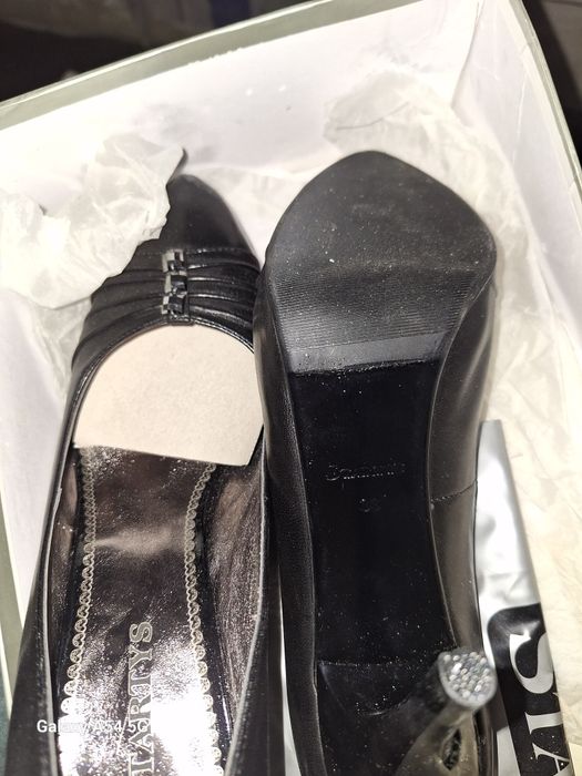 Продам обувь каждая пара 2000 тысячи.