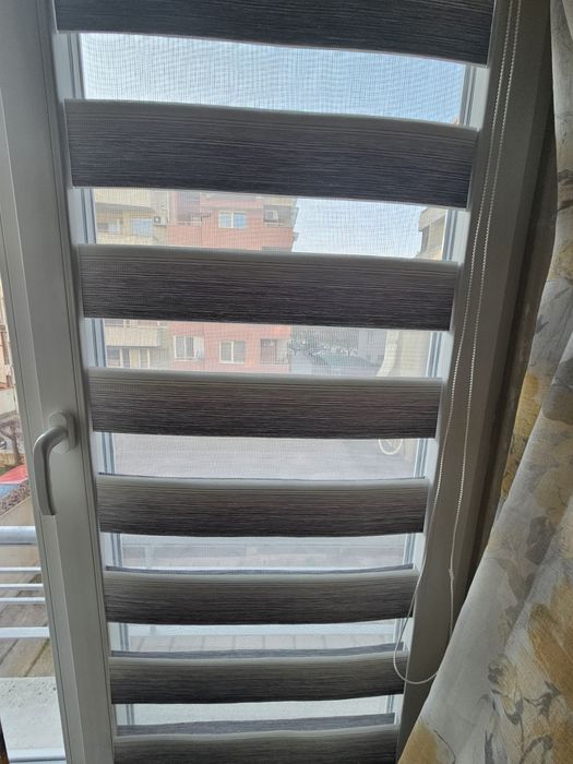 Щори ден и нощ. Ширина 53см. Дължина 158см.
Цвят - преливащо сиво.