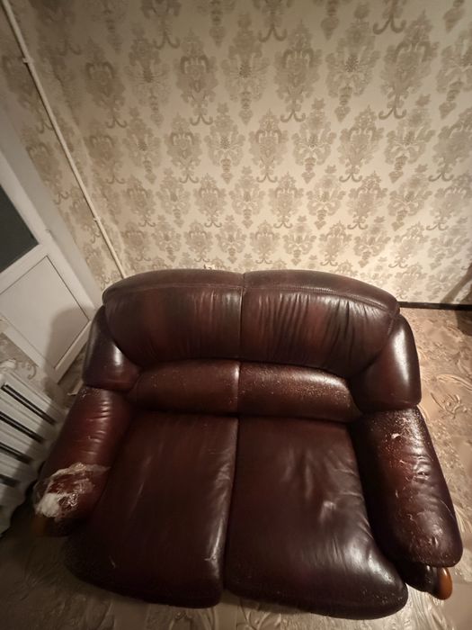 Продаю кожаный диван (б/у)