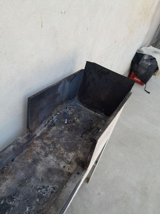 Shashlik qoʻra sotiladi.