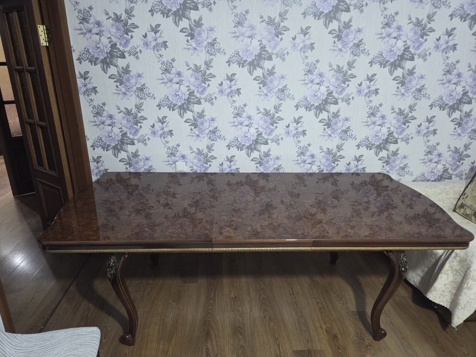 Продам стол в отличном состояний