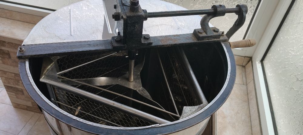 Центрофуга/Машина за мед