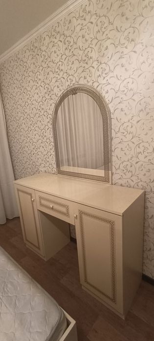 Продам дамский столик и тумбочки