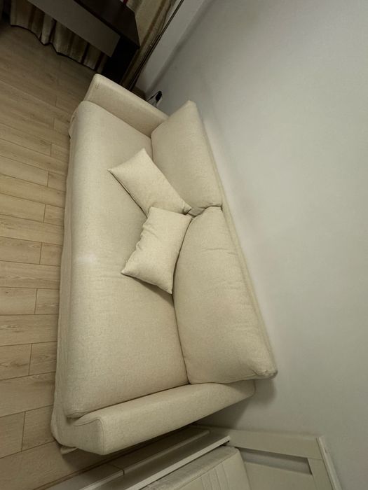 Canapea IKEA bej, 4 locuri, peste 2 m – foarte bine întreținută