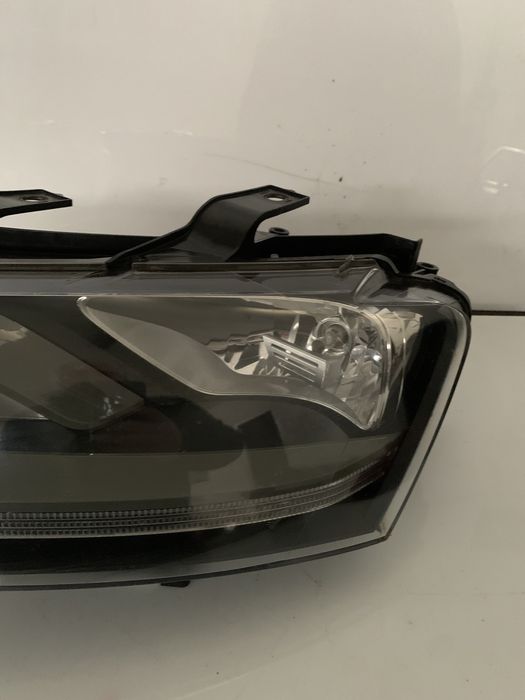 Far Audi Q3 dreapta stare f buna! Nu are urechi rupte!