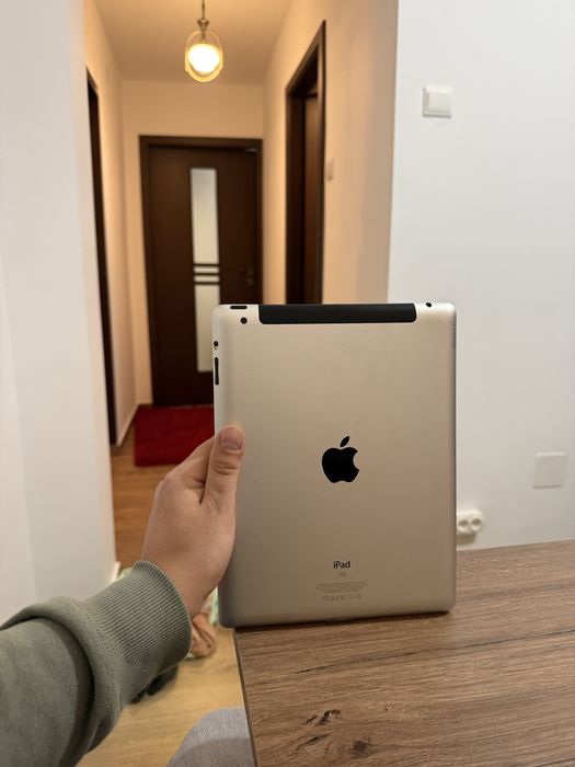 Vand tableta IPad 16gb pentru piese.