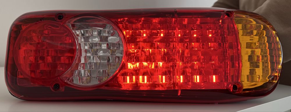 КОМПЛЕКТ LED стоп 5 функции 24V за камион, бус, ремарке (мигач/габарит/мъгла)