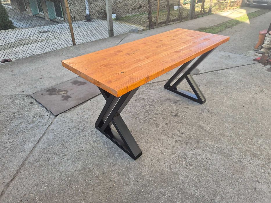 Трапезна маса с дървен плот