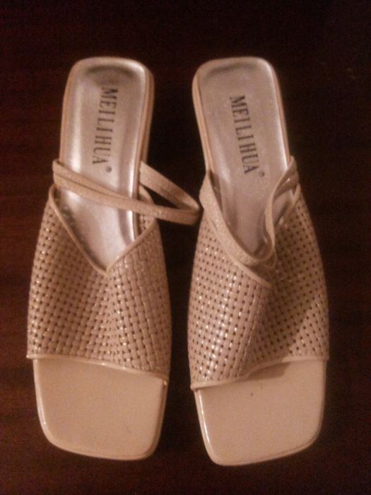 Продаются женские босоножки