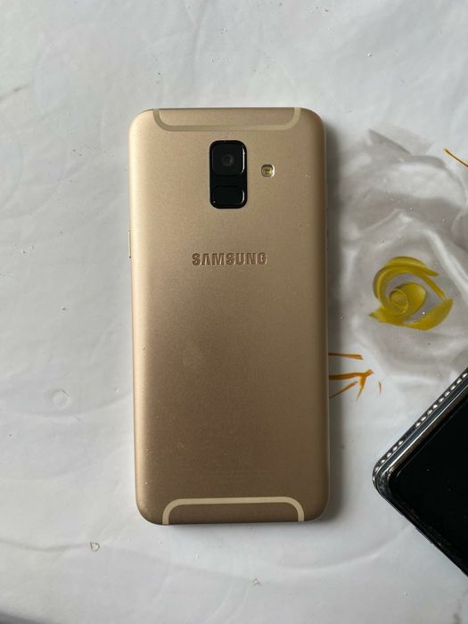 Samsung A6 в идеальном состояни