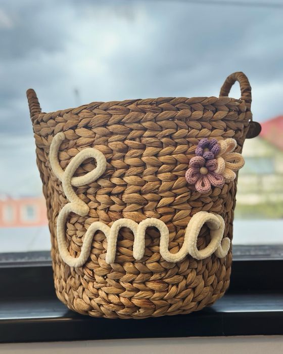 Coș de jucării personalizat cu nume din șnur tricotat