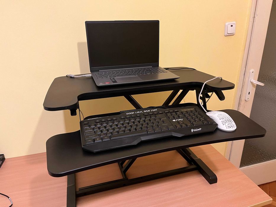 Стойка за работа в изправено положение / регулируема стойка за бюро