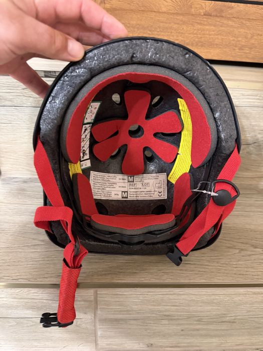 Каска и протектори Ferrari