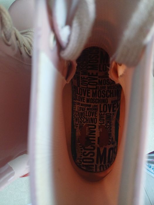 продавам  дамски  боти нови номер 39 love MOSCHINO