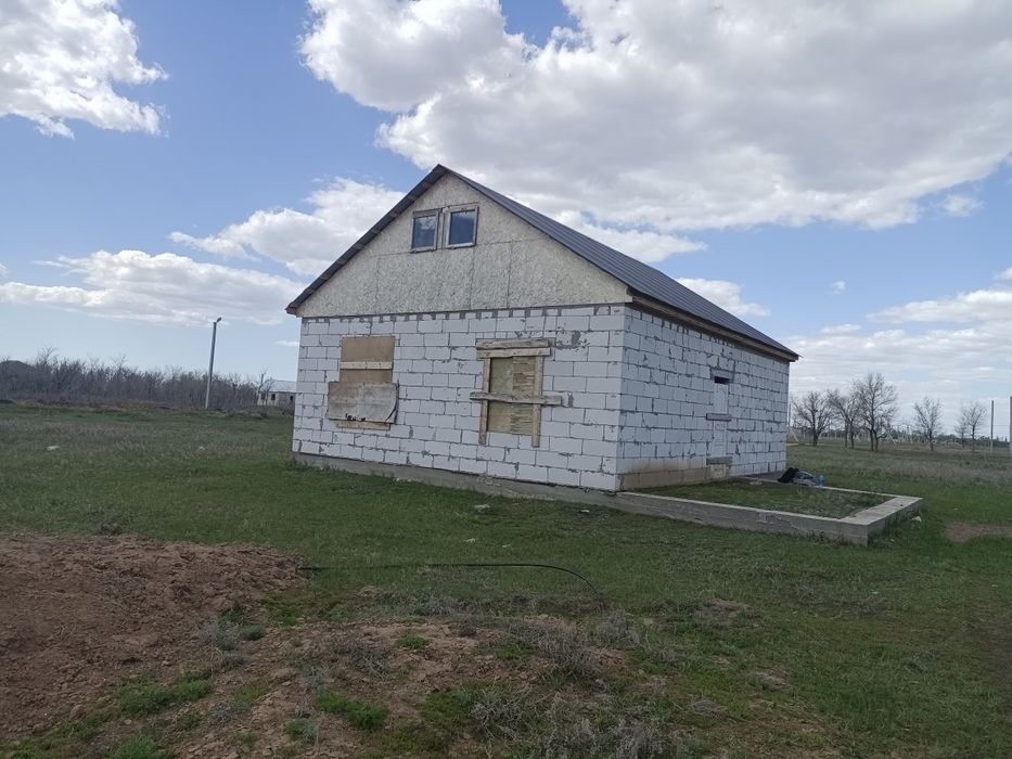 Продам не достроенный частный дом .