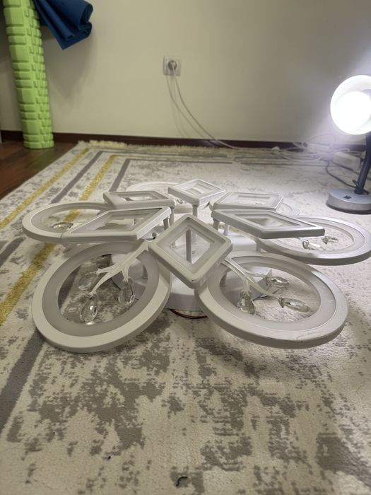 Люстра новая.