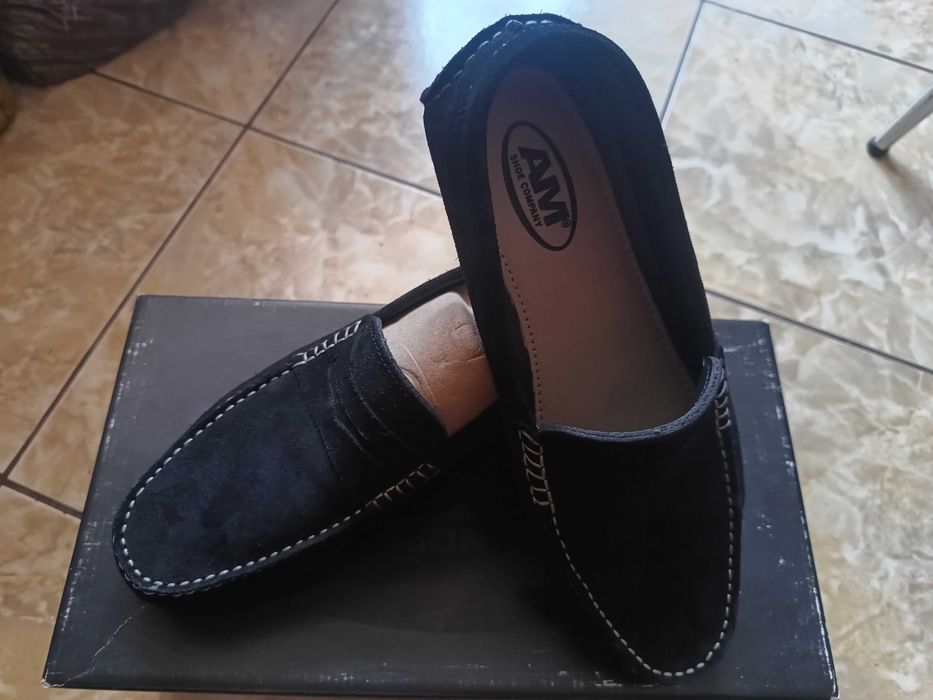 Pantofi bărbați din piele intoarsa eleganți.