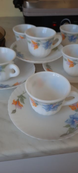 Сервиз от френски дуралекс - 6 бр., красив сервиз за кафе и 2 плата