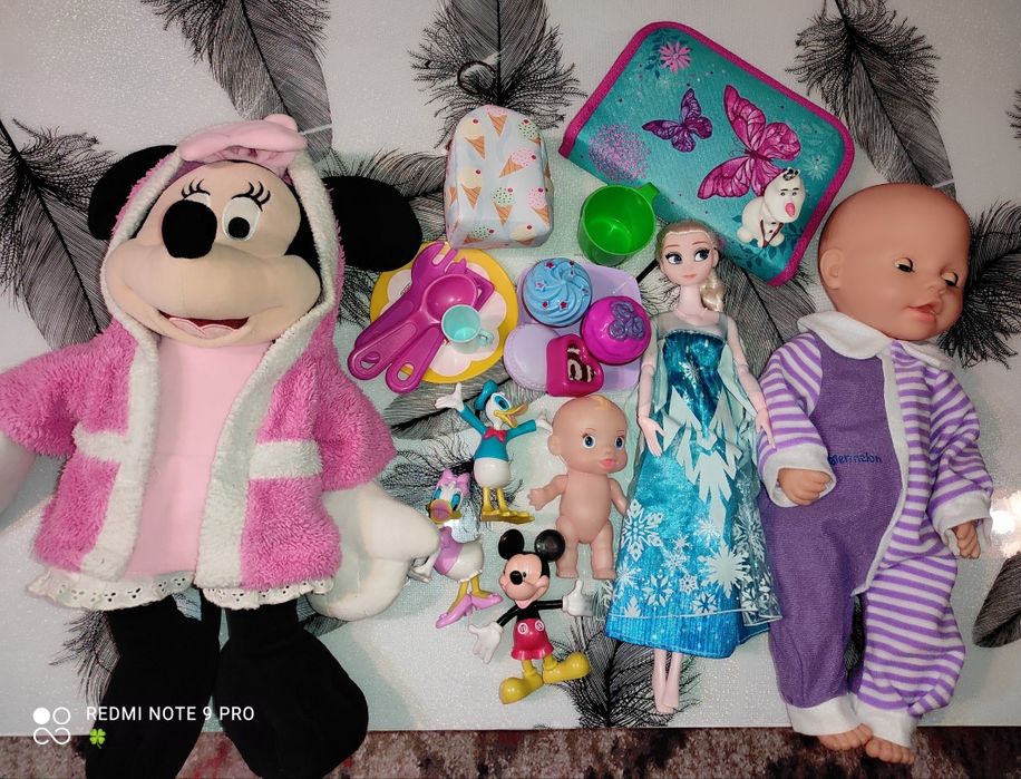 Лот от кукли и Мини Маус - 11 €