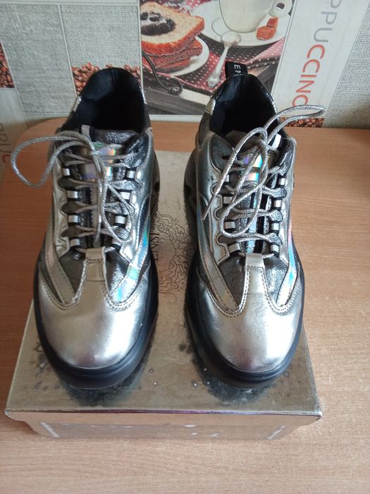 Продам кроссовки