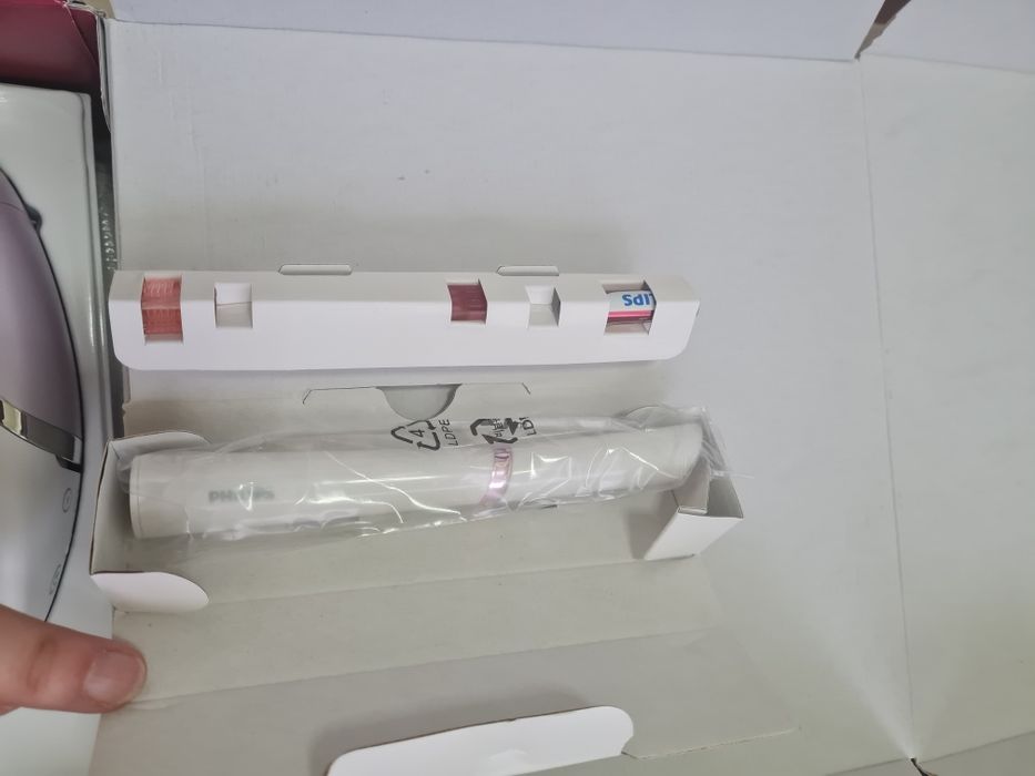 Vând aparat de epilat nou- Philips Lumea IPL Hair Removal 8000