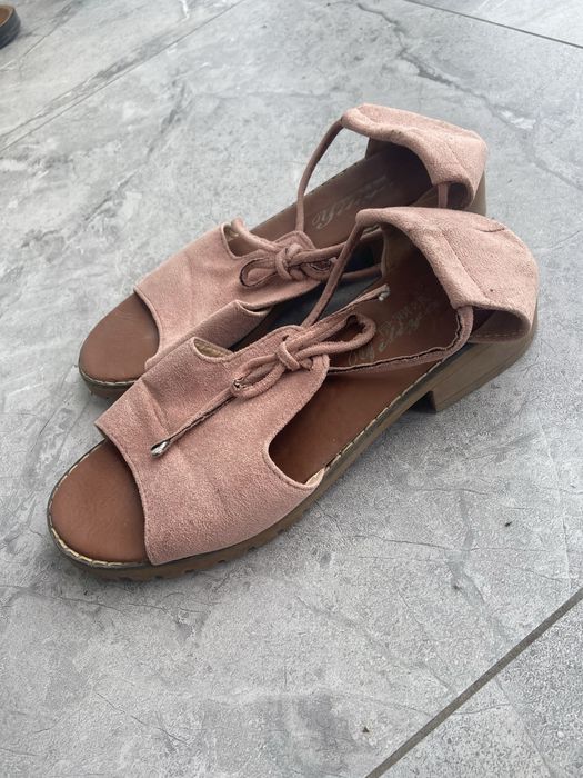 Женская обувь.