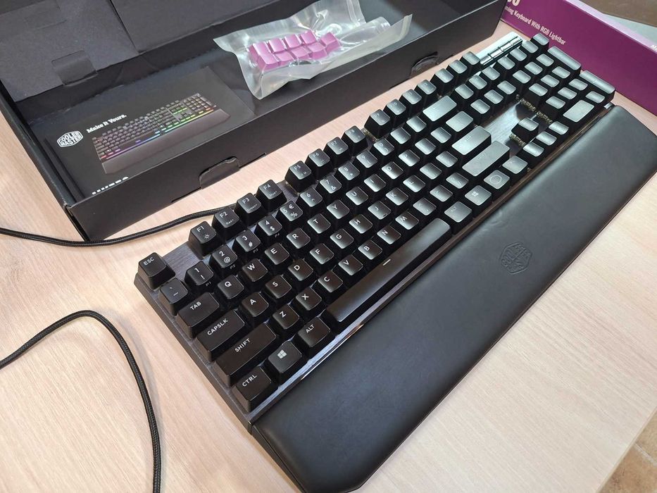 Нова геймърска клавиатура - Coolermaster MK750 RGB Cherry MX Brown Tactile Mechanical Keyboard