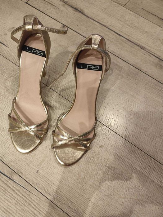 Продавам нови сандали