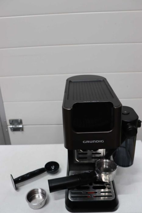 Кафемашина GRUNDIG KSM 5330 с вграден контейнер за мляко, 1628W, налягане на помпата 15bar , двойна дюза, цветен сензорен екран, BrewSense, CreamyPro,